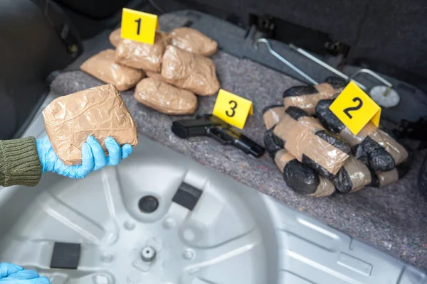 Polis Memuru Keşfedilen Bir Arabanın Bagajında Uyuşturucu Paketi Holding — Stok fotoğraf