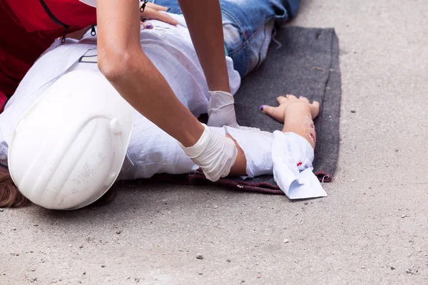 Primeros Auxilios Después Del Accidente Laboral —  Fotos de Stock