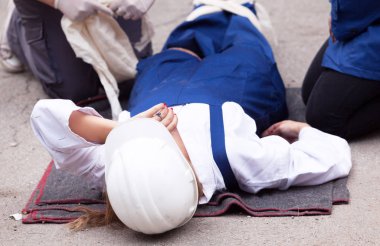 İş kazasından sonra ilk yardım.