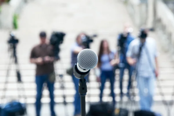Microphone Focus Blurred Camera Operators Journalists News Conference — Stock Photo, Image