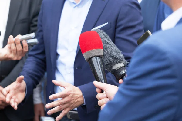 Verslaggevers Maken Media Interview Met Zakenman Politicus Bij Persconferentie — Stockfoto