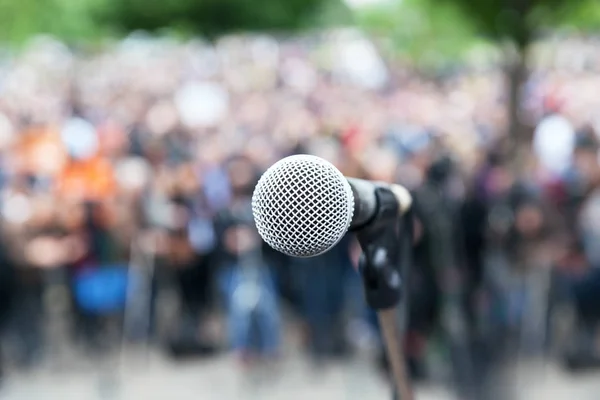 Микрофон Фокусе Против Размытой Толпы — стоковое фото