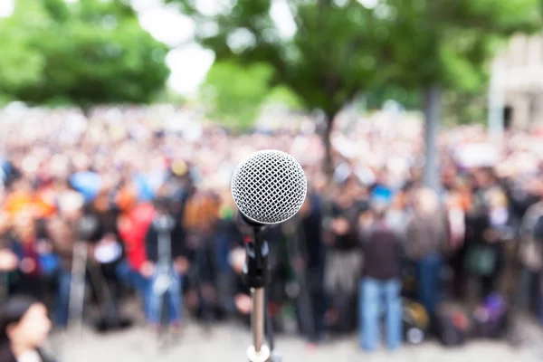 Microphone Bref Contre Foule Floue — Photo