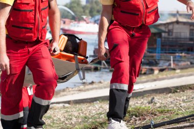 Sağlık ekibi içinde boğulma sonra bir kurtarma operasyonu