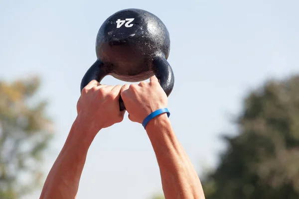 Άσκηση Ένα Kettlebell Γυμναστήριο Προπόνηση Εξωτερικούς Χώρους — Φωτογραφία Αρχείου