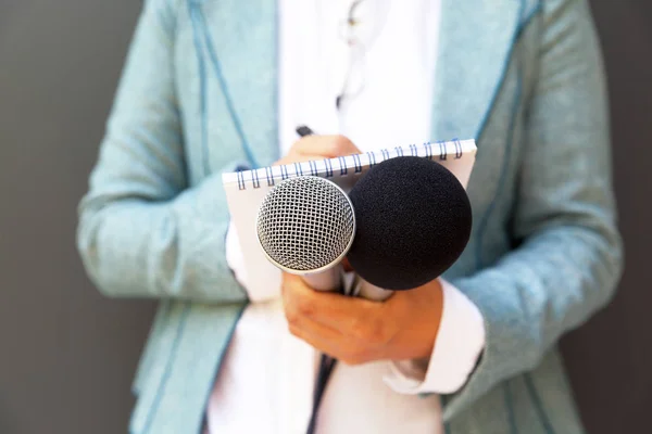 Journaliste Féminine Une Conférence Presse Écrivant Des Notes Tenant Microphone — Photo