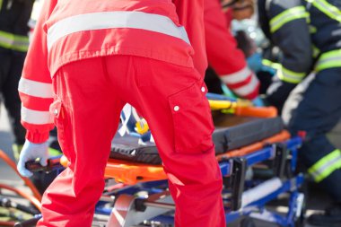 Ambulans ve itfaiye acil kurtarma işleminde bir araba kazasında sonra