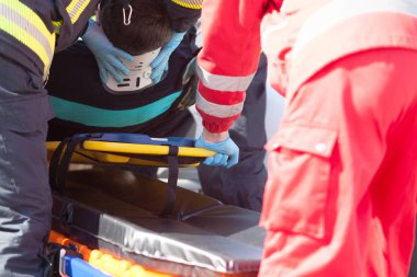 Ambulans ve itfaiye acil kurtarma işleminde bir araba kazasında sonra