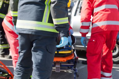 Ambulans ve itfaiye kurtarma işleminden sonra yol trafik kazası
