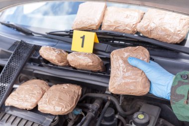 Uyuşturucu kaçakçılığı: uyuşturucu paketleri bir araba motor bölmesi keşfetti gizli