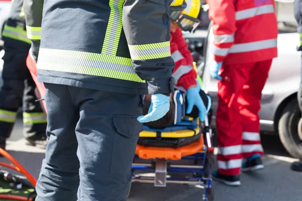 Ambulans Itfaiye Kurtarma Işleminde Bir Araba Kazasında Sonra — Stok fotoğraf