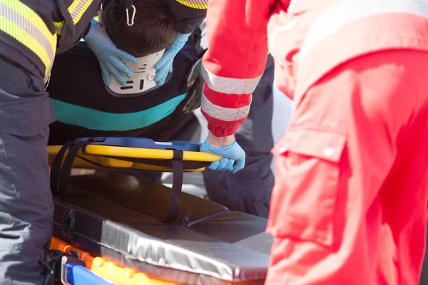 Paramédicos Bombeiros Operação Resgate Urgente Após Acidente Carro — Fotografia de Stock