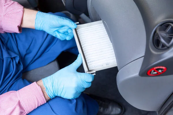 Substituindo o filtro de ar de pólen da cabine por um carro — Fotografia de Stock