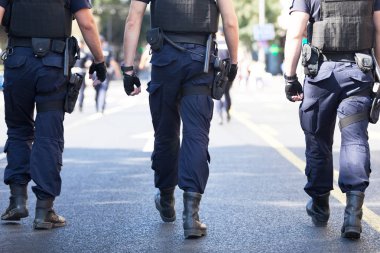 Silahlı polis devriye