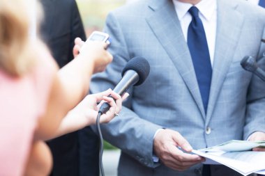 Gazeteciler medya iş kişi ya da politikacı ile röportaj yapma