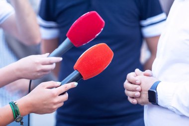 Basın veya medya yapım gazetecilere röportaj