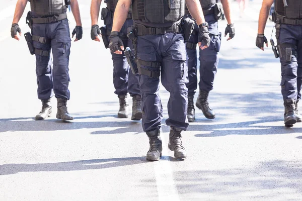 Вооружённый полицейский патруль — стоковое фото