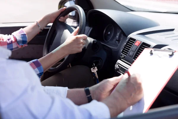 Apprenti conducteur étudiant voiture de conduite avec instructeur — Photo