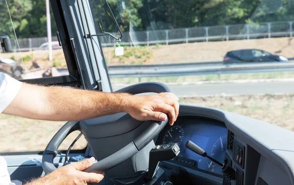 Автобус или водитель автобуса на работе — стоковое фото