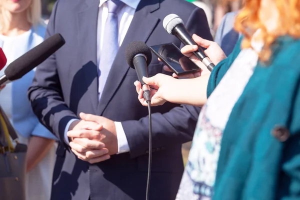 Gazeteciler medya iş kişi ya da politikacı ile röportaj yapma — Stok fotoğraf