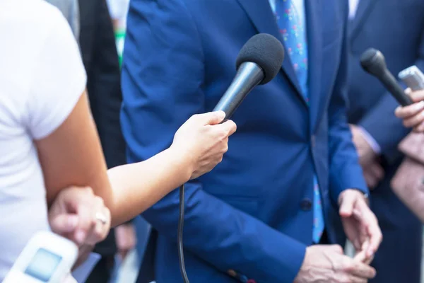 Reportrar att göra media intervju med affärsman eller politiker — Stockfoto