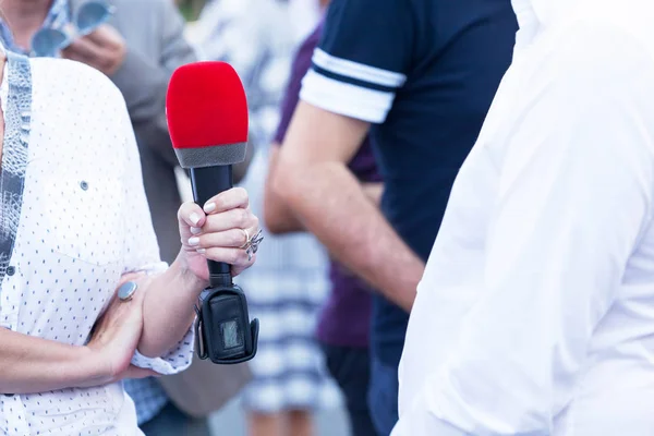 Repórter feminina fazendo entrevista à imprensa ou mídia — Fotografia de Stock