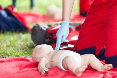 CPR kukla ilk yardım eğitimi nasıl gitti? Kalp masajı.