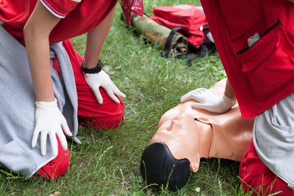 CPR - cardiopulmonale reanimatie en EHBO-klasse — Stockfoto