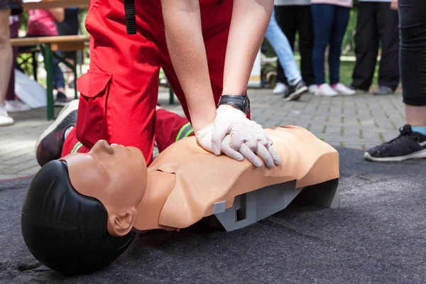 CPR - Cardiopulmonary resuscitation and first aid class — Stock Photo, Image