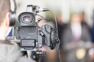 Haber konferansında çalışan video kamera operatörü