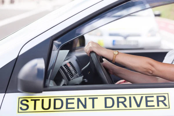 Conductor del alumno sosteniendo el volante durante la lección de conducción — Foto de Stock