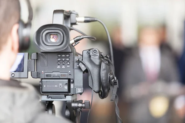 Opérateur de caméra vidéo travaillant à la conférence de presse — Photo