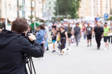 Sokak protestosu sırasında protestocuları filme kamera operatörü
