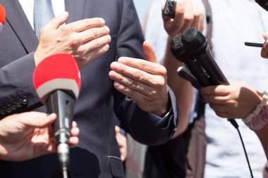 Basın toplantısı sırasında iş adamı veya siyasetçi gesturing
