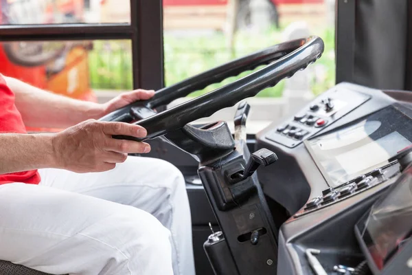 Водитель автобуса на работе, держит руль — стоковое фото