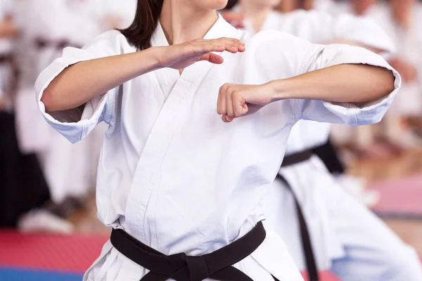 Eğitim sırasında Kadın karate uygulayıcısı vücut pozisyonu. Dövüş sanatları. — Stok fotoğraf