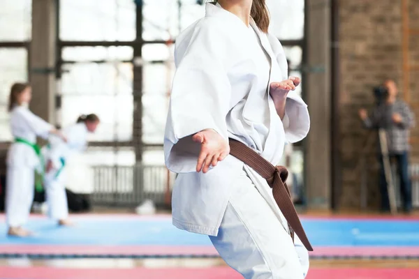 Caratê feminino praticante posição corporal durante a competição. Artes marciais . — Fotografia de Stock