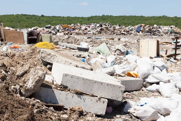 Städtische Mülldeponie auf der Deponie. Umweltverschmutzung. — Stockfoto