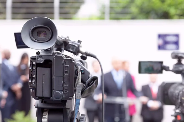 Nachrichten oder Pressekonferenzen mit einer Videokamera filmen — Stockfoto