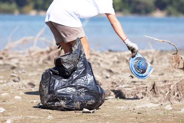 Mengumpulkan sampah plastik di sungai atau pantai danau — Stok Foto