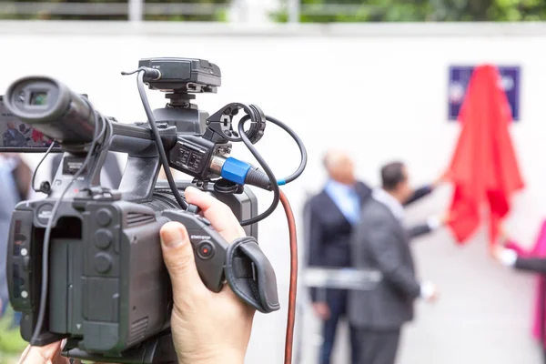 Filma mediehändelse med en videokamera — Stockfoto