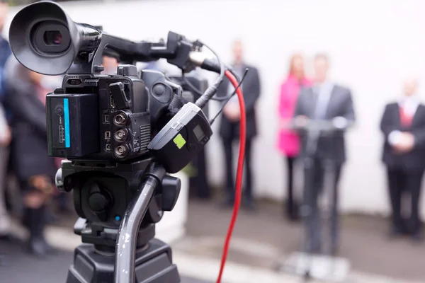 Съемки новостей или пресс-конференция с видеокамерой — стоковое фото