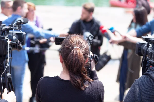 Filming press conference or media event with a video camera — Stock Photo, Image