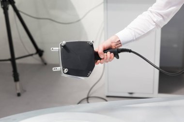 Metroloji mühendisi el profesyonel 3d lazer tarayıcı ile kalite kontrol veya denetim gerçekleştiren