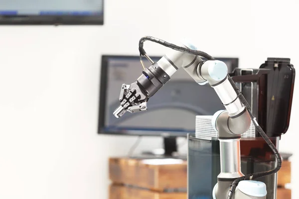 Industriell plockning och plats, införande, kvalitetstester eller maskin tenderar robot arm — Stockfoto