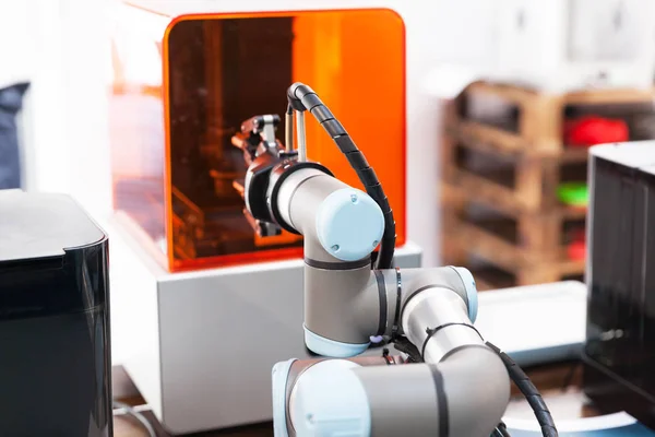 Plockning och plats, införande, kvalitetstester eller maskin tenderar robot arm — Stockfoto