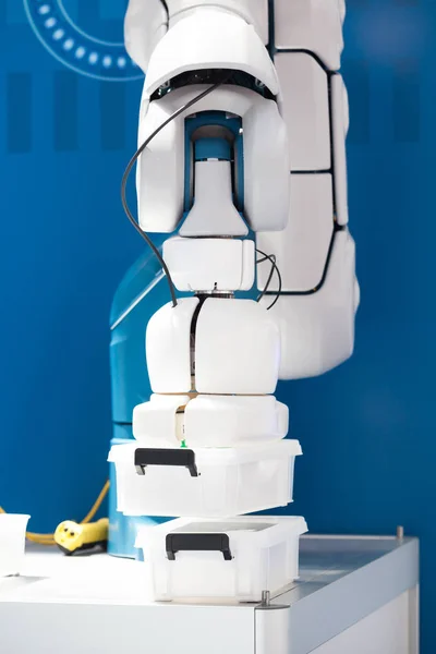 Endüstriyel çekme ve yer robot kolu — Stok fotoğraf