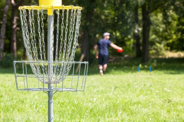 Parkta disk golf oynayan adam