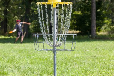 Disk golf oynarken frizbi atma Adam