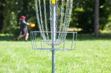 Disk golf oynarken frizbi atma Adam